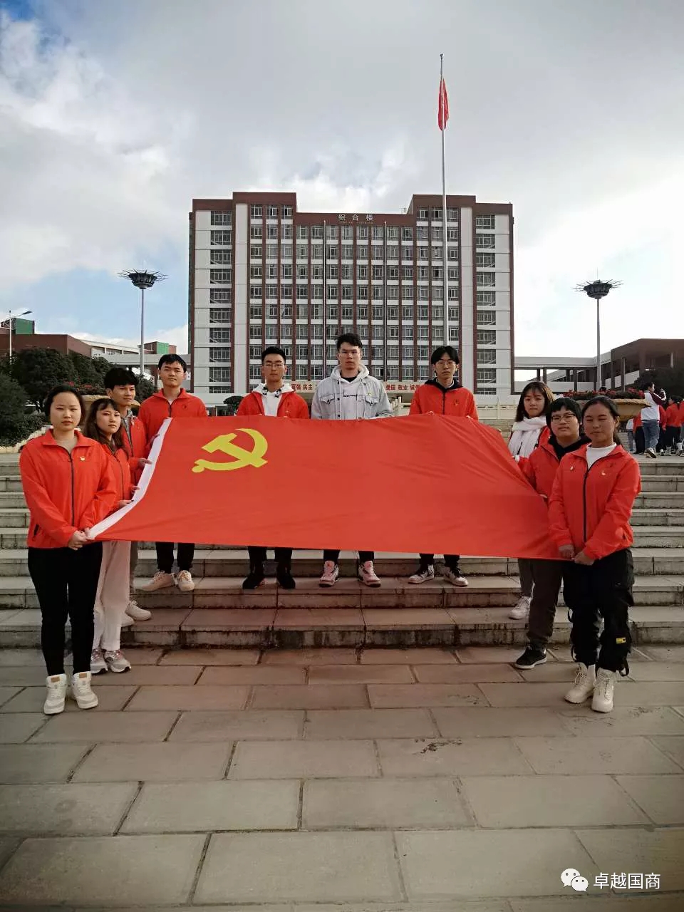铮铮誓言表决心，扬帆破浪忆初心  ——庆祝建党 100 周年升旗仪式暨新党员入党宣誓活动 第 3 张