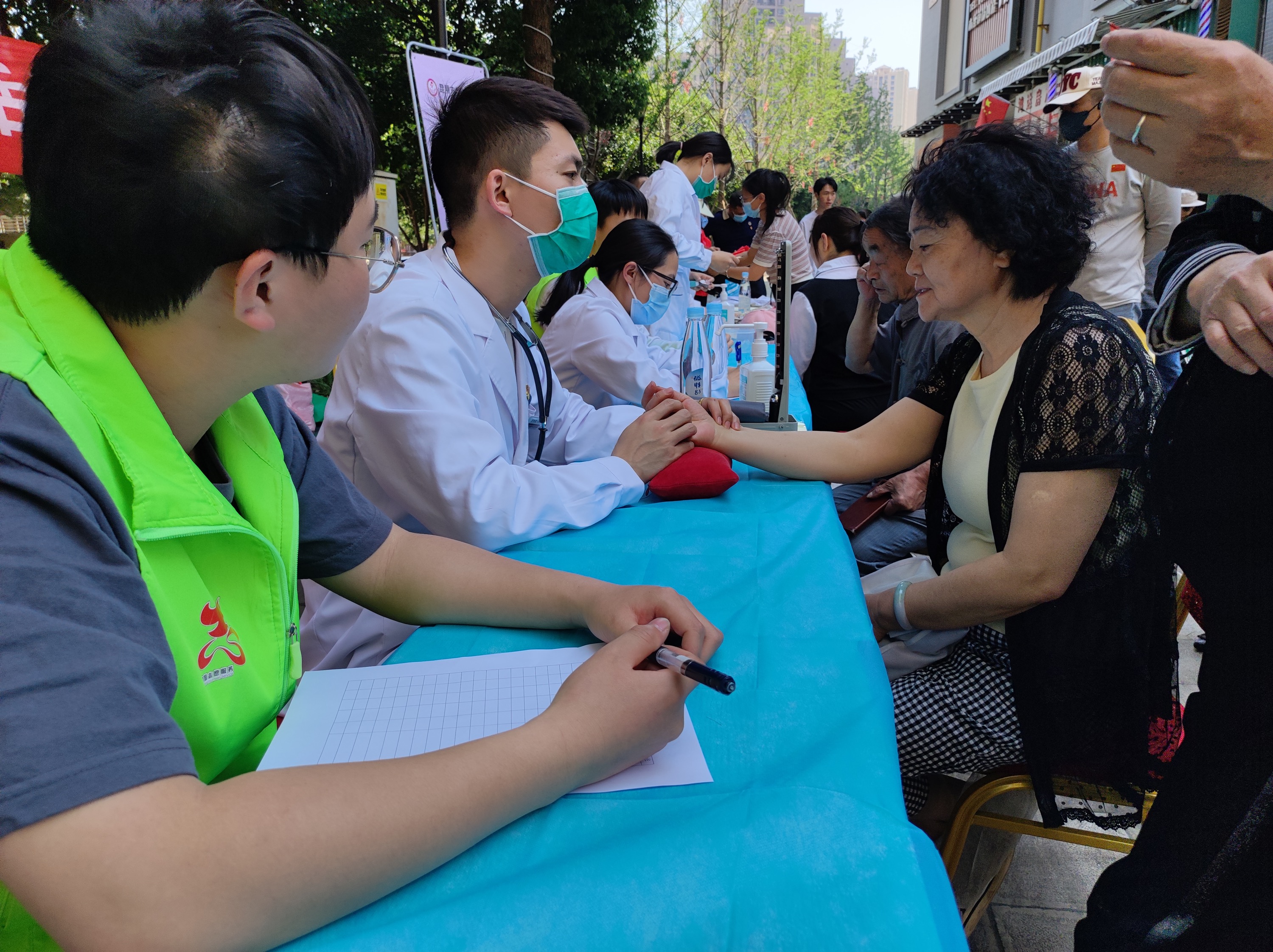 共联共建促发展，义诊服务送温暖——云南经济管理学院医学院康复系党支部联合昆明市妇幼保健院中医科党支部及昆明市五华区龙院社区党委开展健康义诊活动 第 2 张