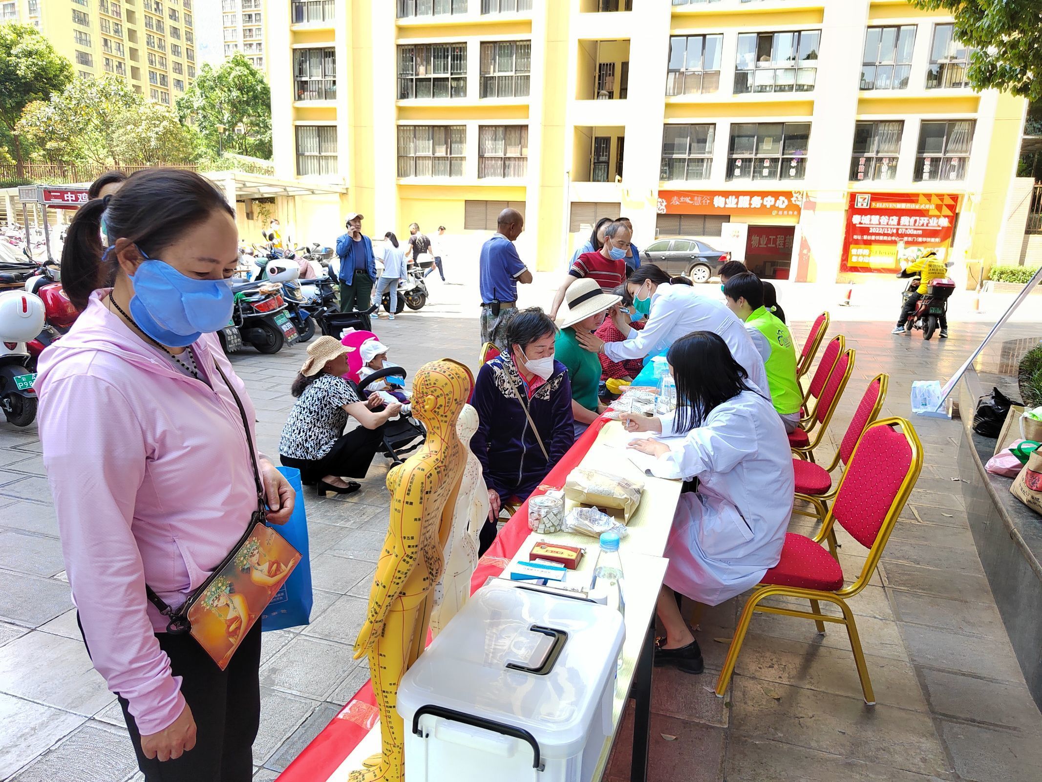 共联共建促发展，义诊服务送温暖——云南经济管理学院医学院康复系党支部联合昆明市妇幼保健院中医科党支部及昆明市五华区龙院社区党委开展健康义诊活动 第 5 张