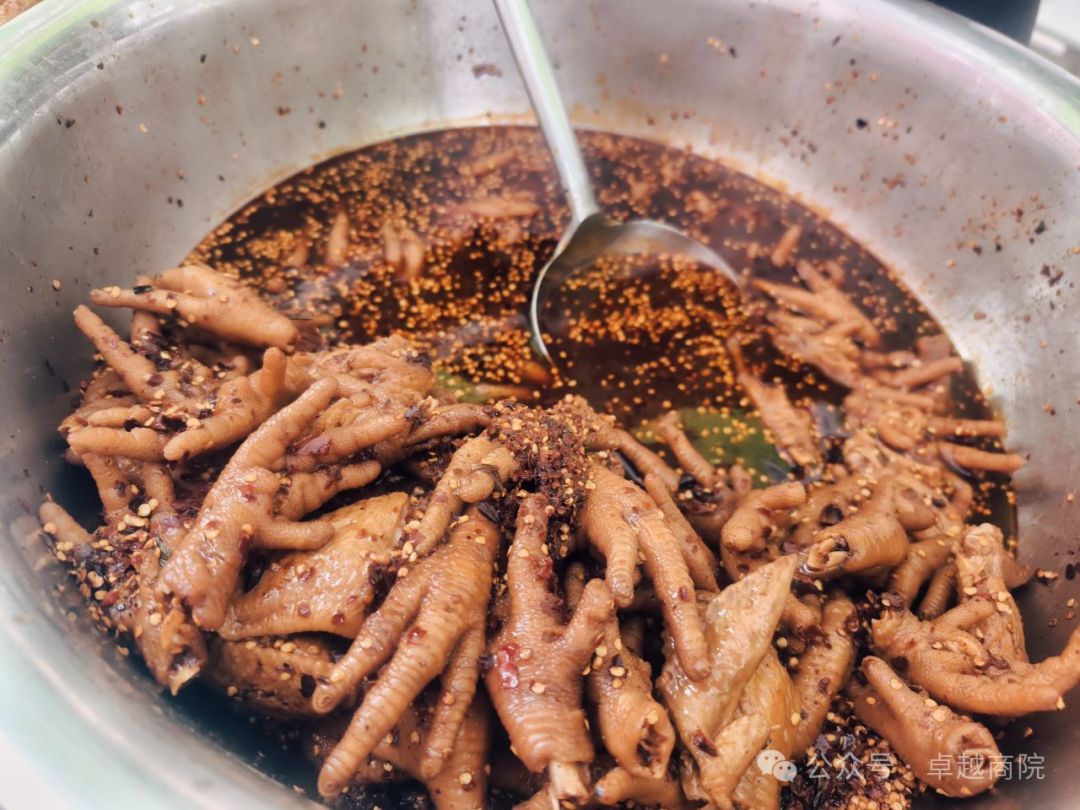 品味校园美食，共赴文化盛宴 ——商学院参加“舌尖上的经管”校园美食文化节暨“赛装节”活动 第 2 张